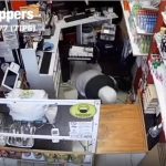 Video: Robó tanto dinero en tienda de Queens que los billetes se le caían