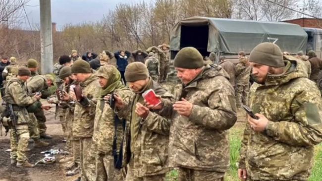 Informan que 265 combatientes del batallón Azov y militares ucranianos se rindieron