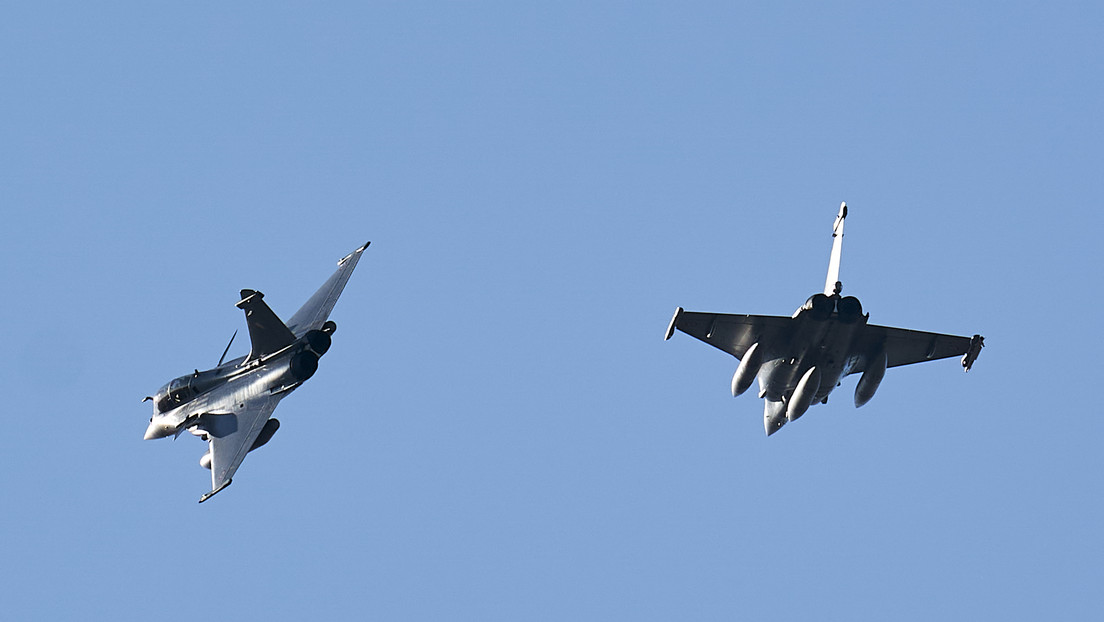 Dos aviones de combate de la Fuerza Aérea francesa chocan en el aire